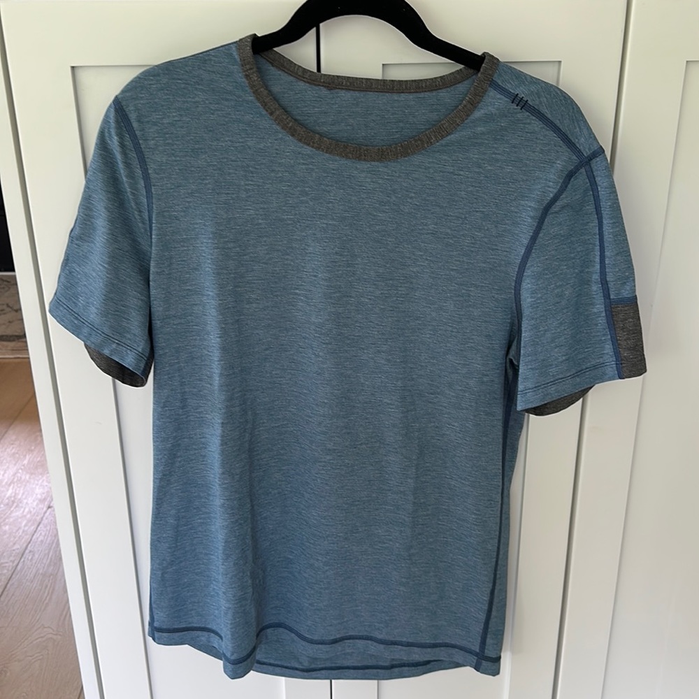 Lululemon Men’s Short work out shirt - blue/ Gray, size Medium